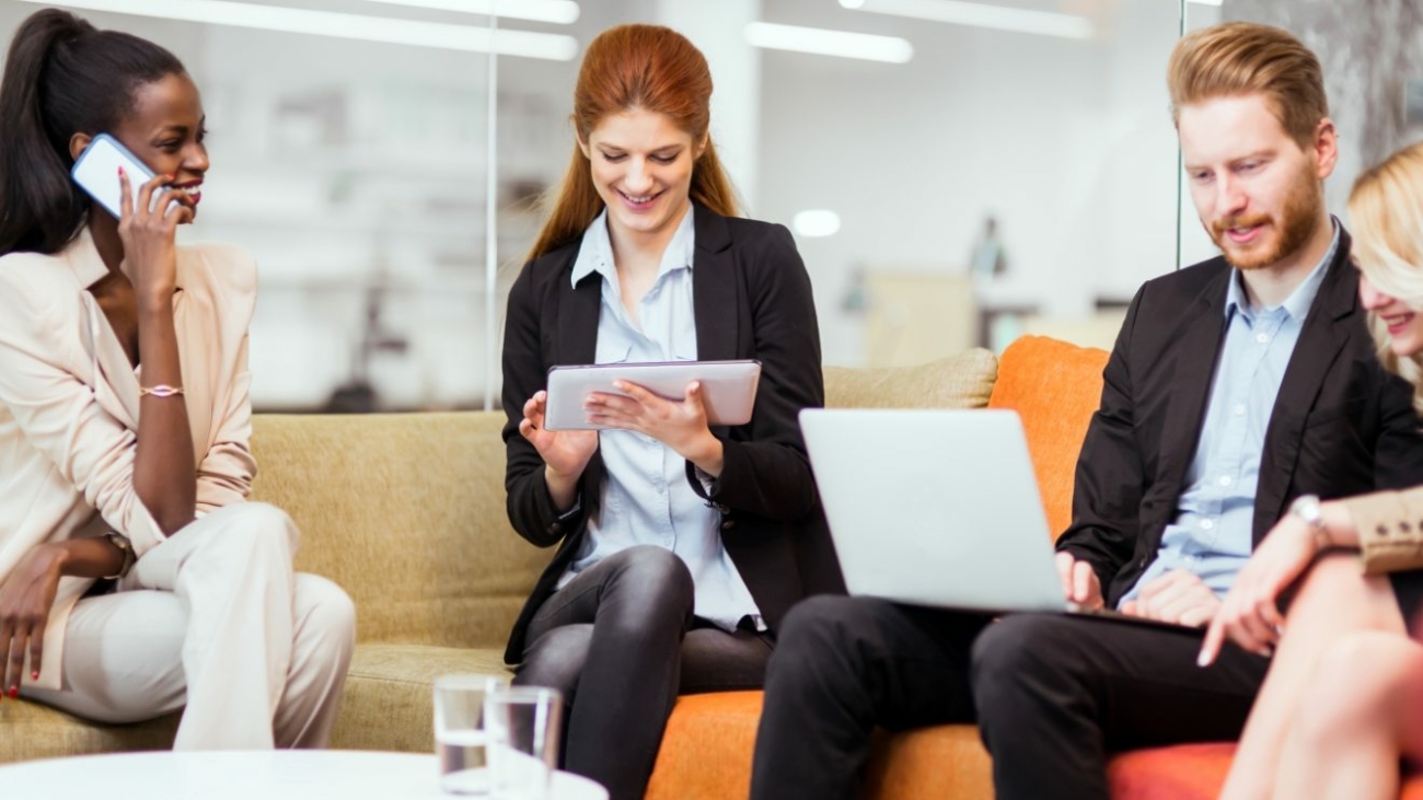 business-people-collaborating-in-office-and-DV2TMHA