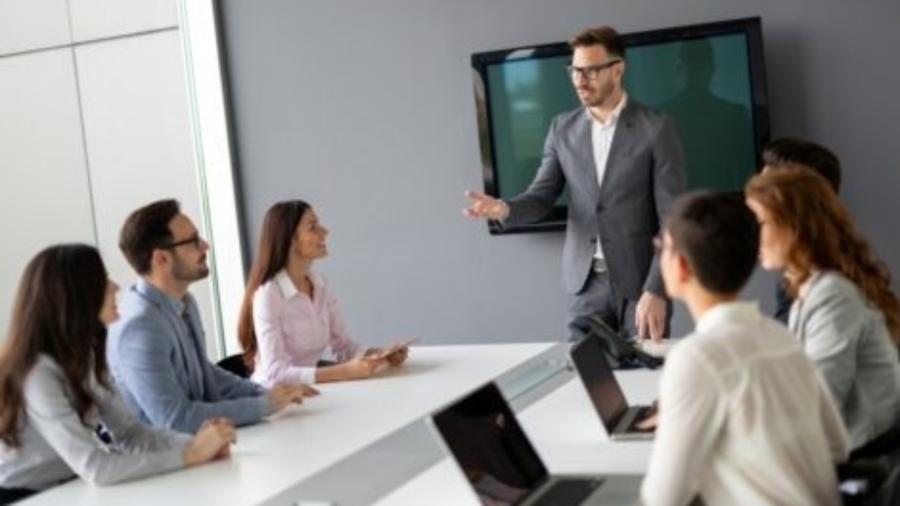 business-young-people-meeting-conference-FYRX2NL-470x318