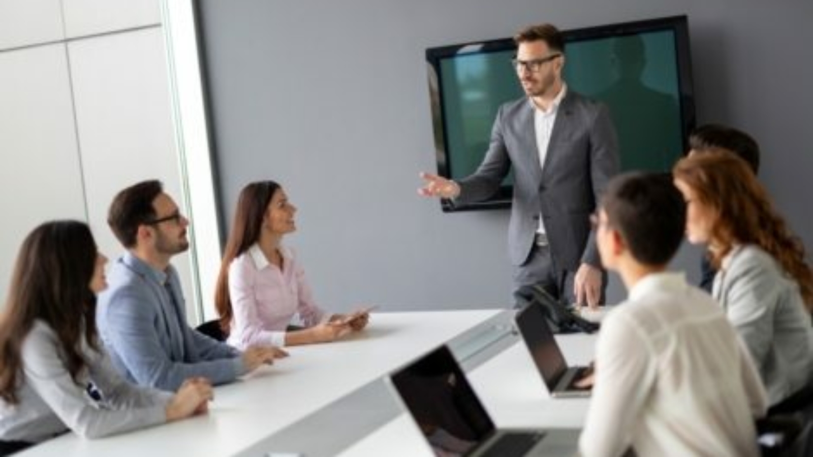 business-young-people-meeting-conference-FYRX2NL-470x318