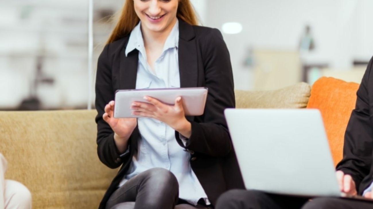 business-people-collaborating-in-office-and-DV2TMHA-970x928