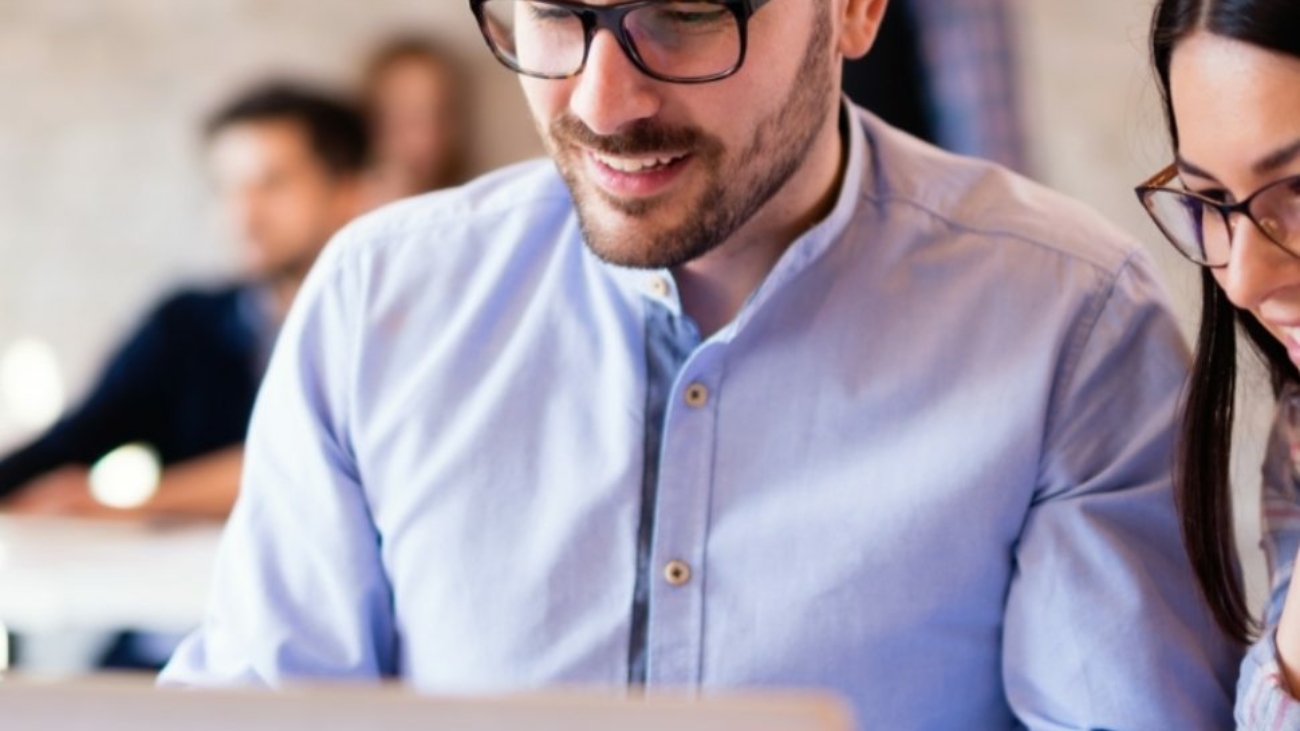 programmers-cooperating-at-information-technology-JCZRMFE-2-970x928