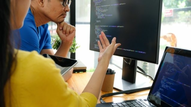 asian-female-programmers-are-pointing-at-their-7NDKJGM-637x357