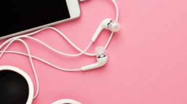 studio-shot-of-white-accessories-on-pink-back-7E4JTGC@2x-583x583