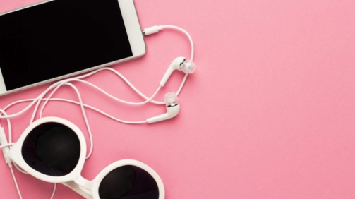 studio-shot-of-white-accessories-on-pink-back-7E4JTGC-1024x671
