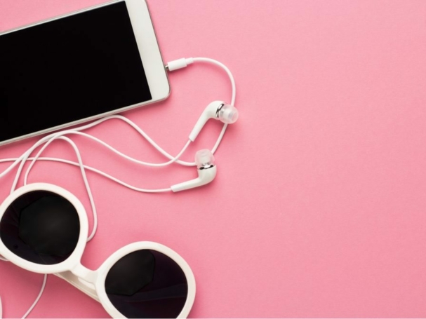 studio-shot-of-white-accessories-on-pink-back-7E4JTGC-1024x671