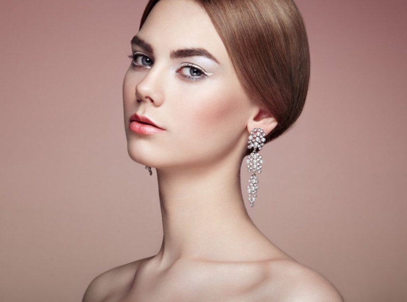 fashion-portrait-of-young-beautiful-woman-with-PAYFWZ5-1024x759